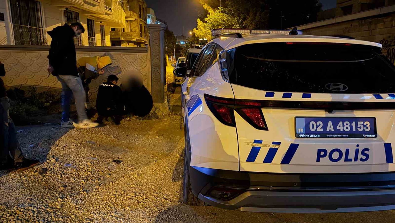 ADIYAMAN’DA, DUVAR DİBİNE ÇÖKEREK KARANLIKTA DURAN YÜZÜ KAPALI KADIN, POLİS EKİPLERİNİ HAREKETE...