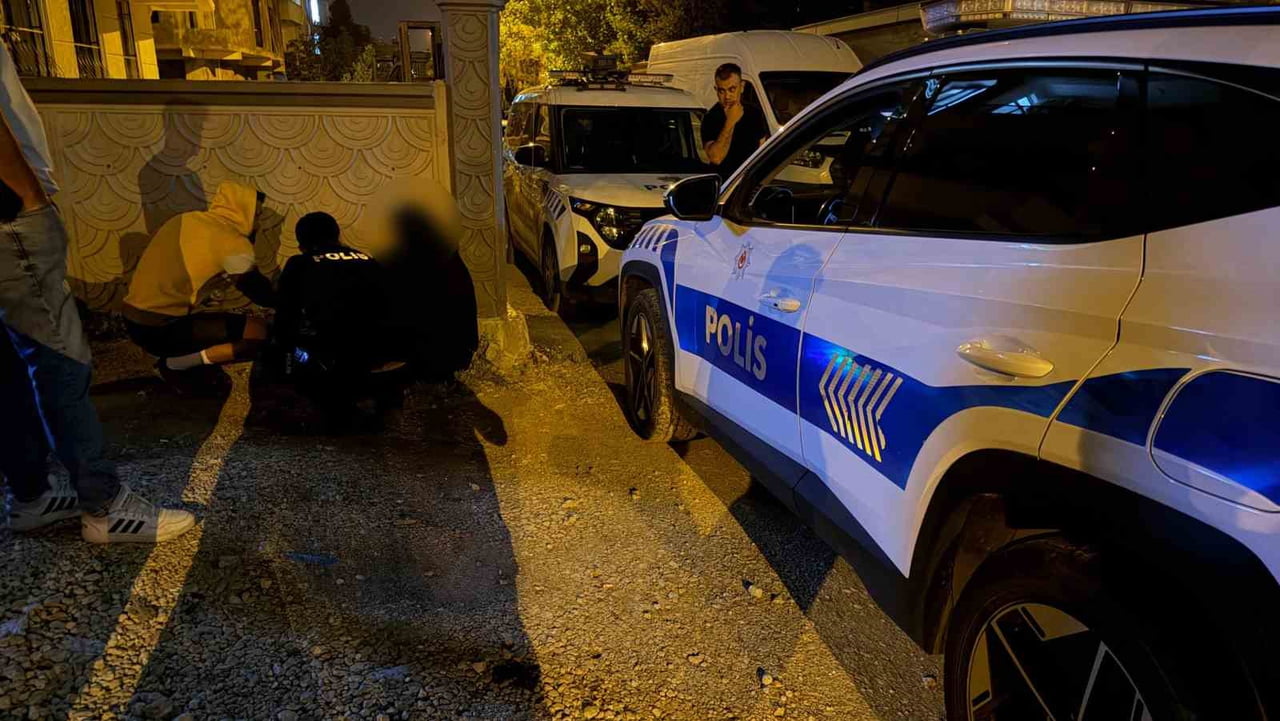 ADIYAMAN’DA, DUVAR DİBİNE ÇÖKEREK KARANLIKTA DURAN YÜZÜ KAPALI KADIN, POLİS EKİPLERİNİ HAREKETE...