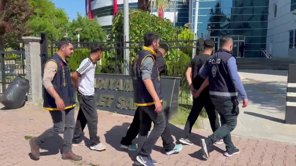 ADIYAMAN’DA İKİ FARKLI OKULA GİREREK HIRSIZLIK YAPTIĞI İDDİA EDİLEN ŞAHISLARIN ÇALDIKLARI...