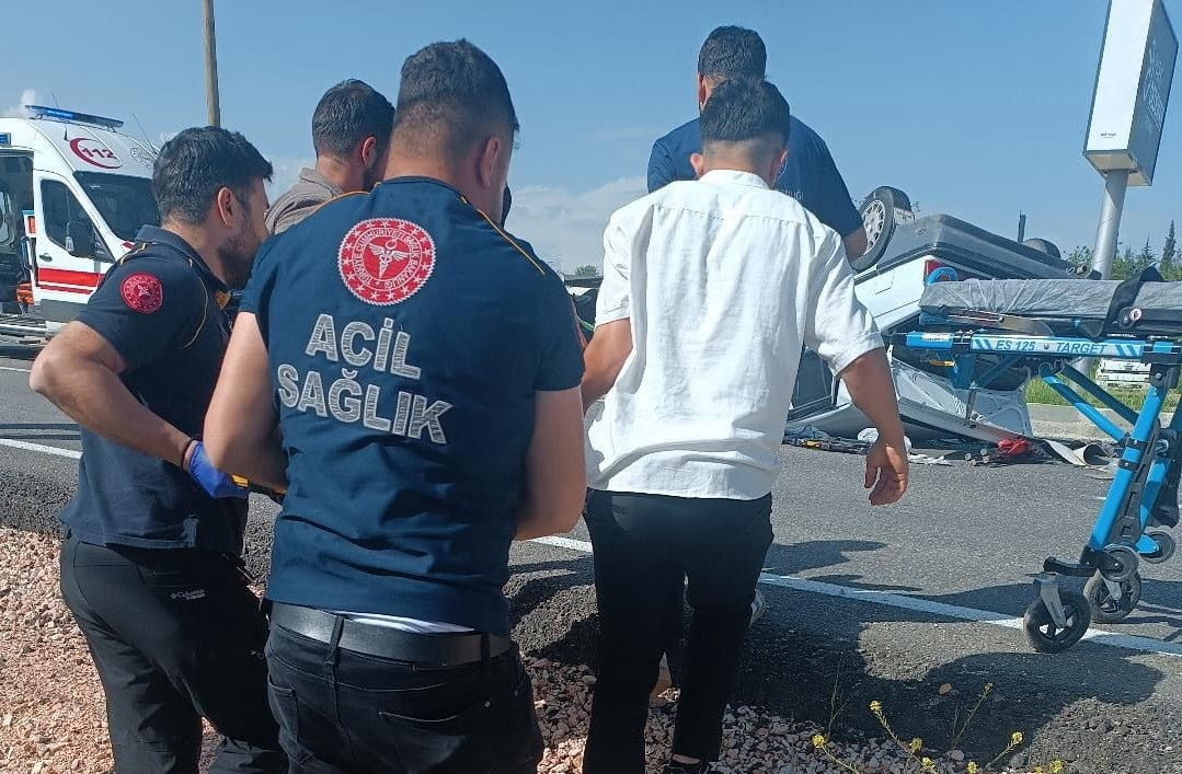 ADIYAMAN’DA, KONTROLDEN ÇIKAN OTOMOBİLİN TAKLA ATMASI SONUCU 2 KİŞİ YARALANDI.