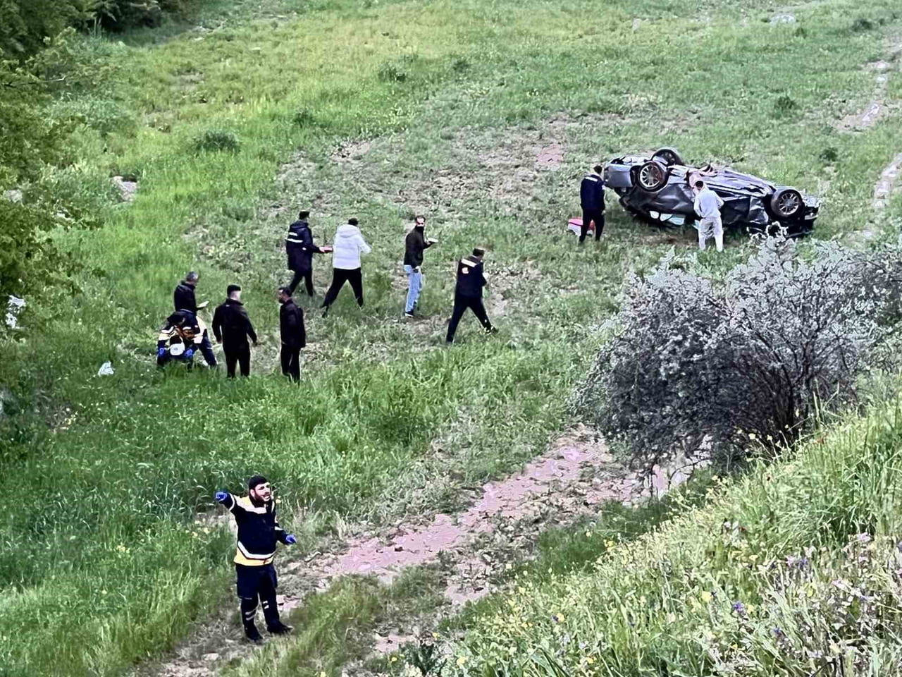 ADIYAMAN’DA KONTROLDEN OLAN BİR OTOMOBİLİN TARLAYA UÇMASI SONUCU 4 KİŞİ YARALANDI.