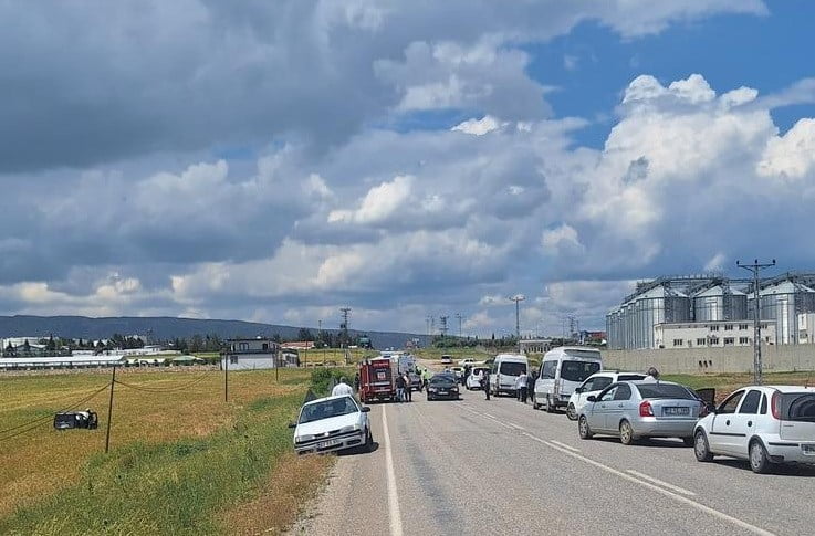 ADIYAMAN’DA, OTOMOBİL İLE HAFİF TİCARİ ARACIN ÇARPIŞMASI SONUCU MEYDANA GELEN KAZADA 3 KİŞİ...