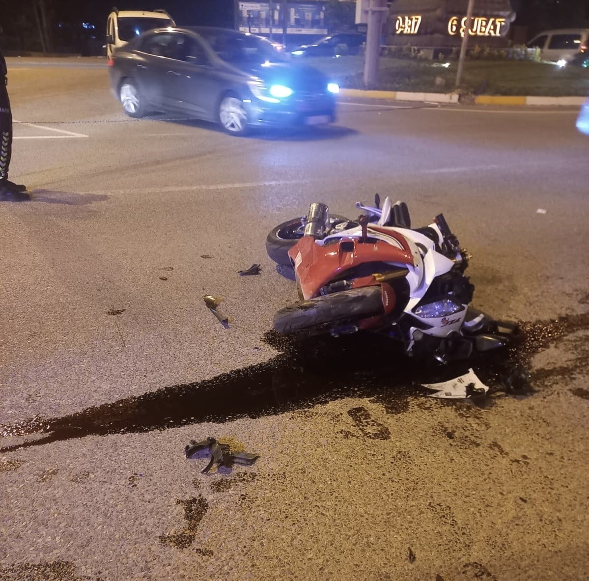 ADIYAMAN’DA OTOMOBİL İLE MOTOSİKLETİN ÇARPIŞMASI SONUCU 1 KİŞİ YARALANDI.