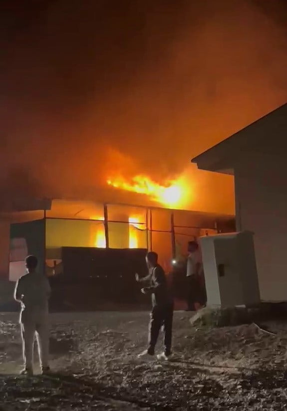 ADIYAMAN’DA PREFABRİK EVLERDE MEYDANA GELEN YANGIN KORKUTTU.