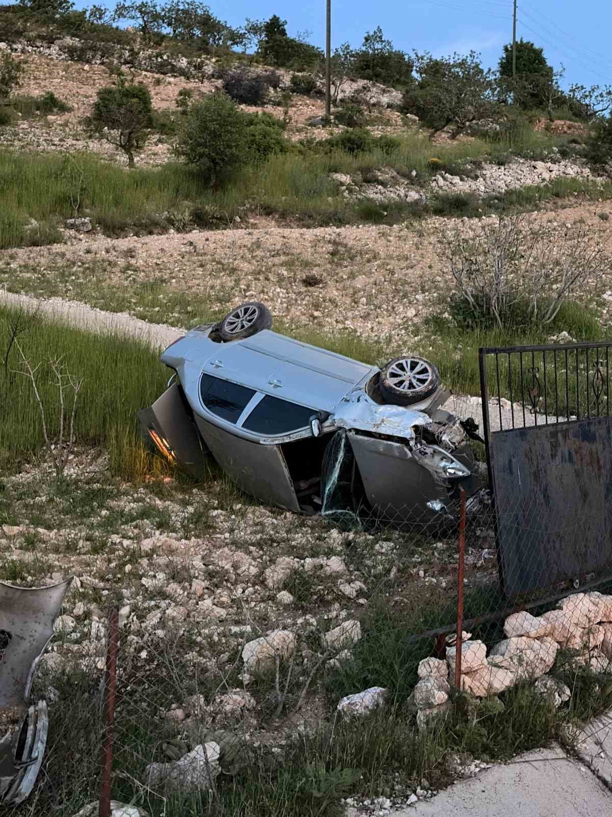 ADIYAMAN’DA, SEYİR HALİNDEKİ BİR OTOMOBİLİN DEFALARCA TAKLA ATARAK ŞARAMPOLE DÜŞME ANLARI...