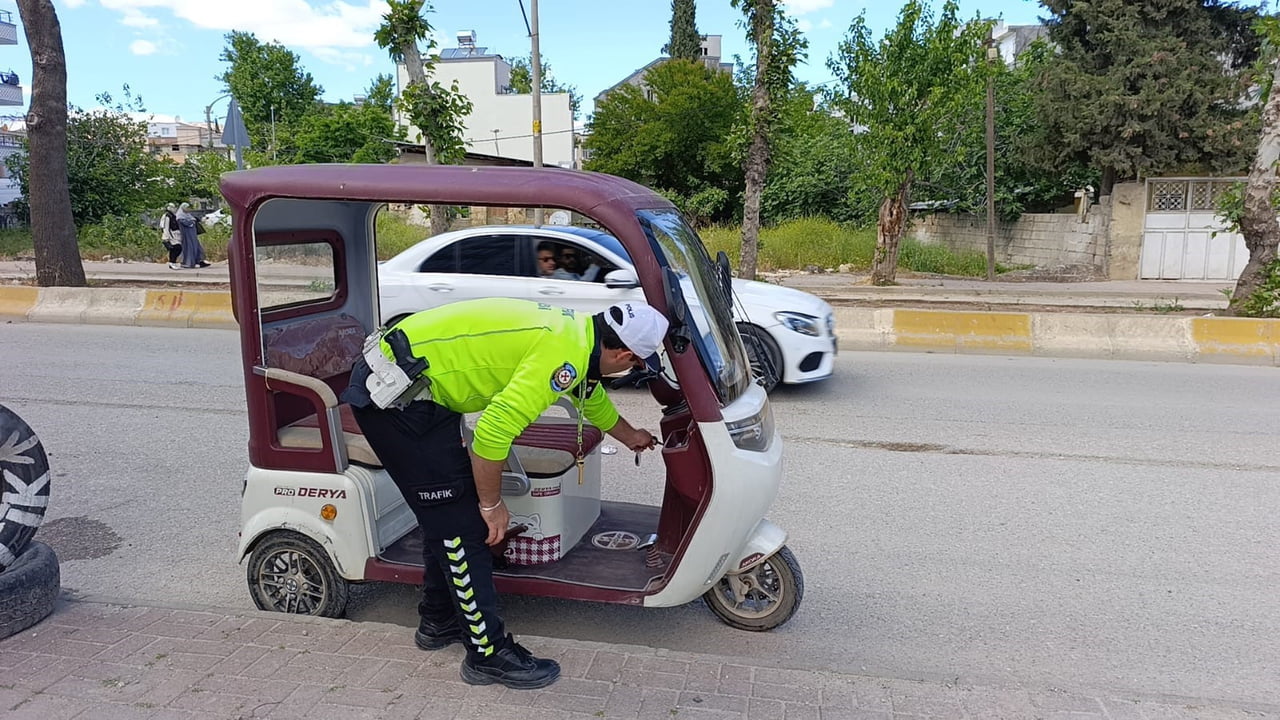 ADIYAMAN’DA SEYİR HALİNDEKİ ELEKTRİKLİ MOTOSİKLETİN DEVRİLMESİ SONUCU SÜRÜCÜ...