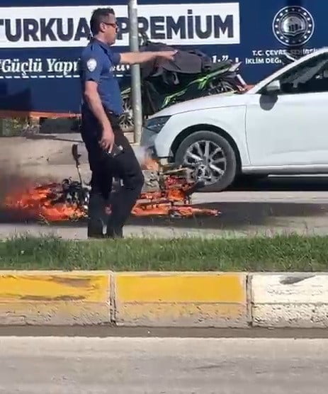 ADIYAMAN’DA TRAFİK IŞIKLARINDA BEKLEYEN BİR MOTOSİKLET ALEV ALARAK YANDI.