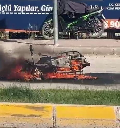 ADIYAMAN’DA TRAFİK IŞIKLARINDA BEKLEYEN BİR MOTOSİKLET ALEV ALARAK YANDI.