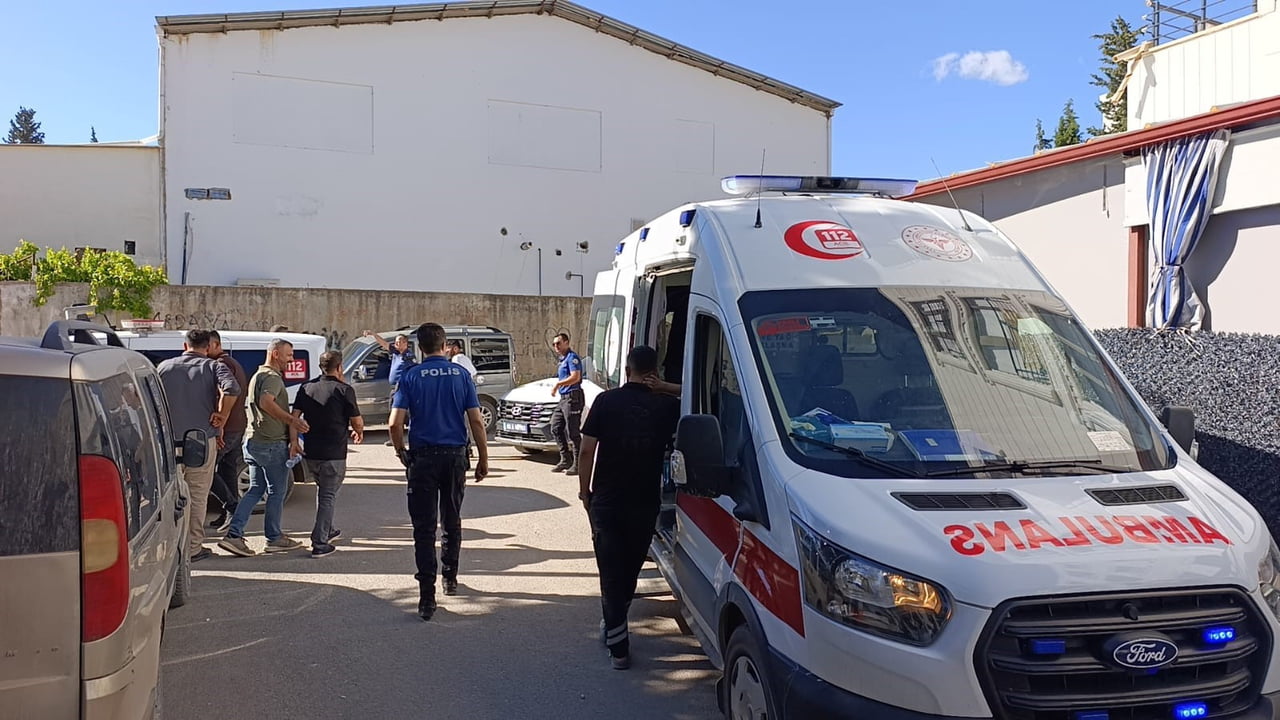 ADIYAMAN’DA YAŞANILAN MADDİ HASARLI KAZA SONRASI ÇIKAN KAVGADA 1 KİŞİ YARALANDI.