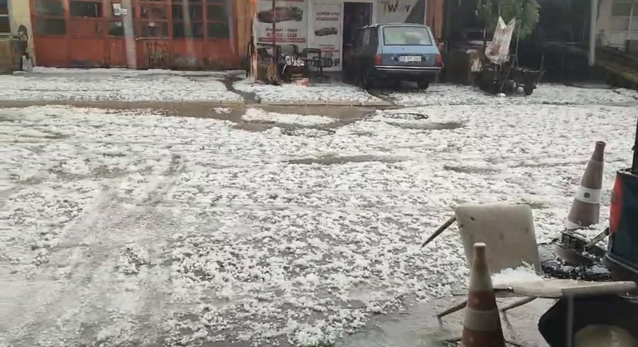 ADIYAMAN’IN BESNİ İLÇESİNDE ETKİLİ OLAN DOLU YAĞIŞI HAYATI OLUMSUZ ETKİLEDİ.