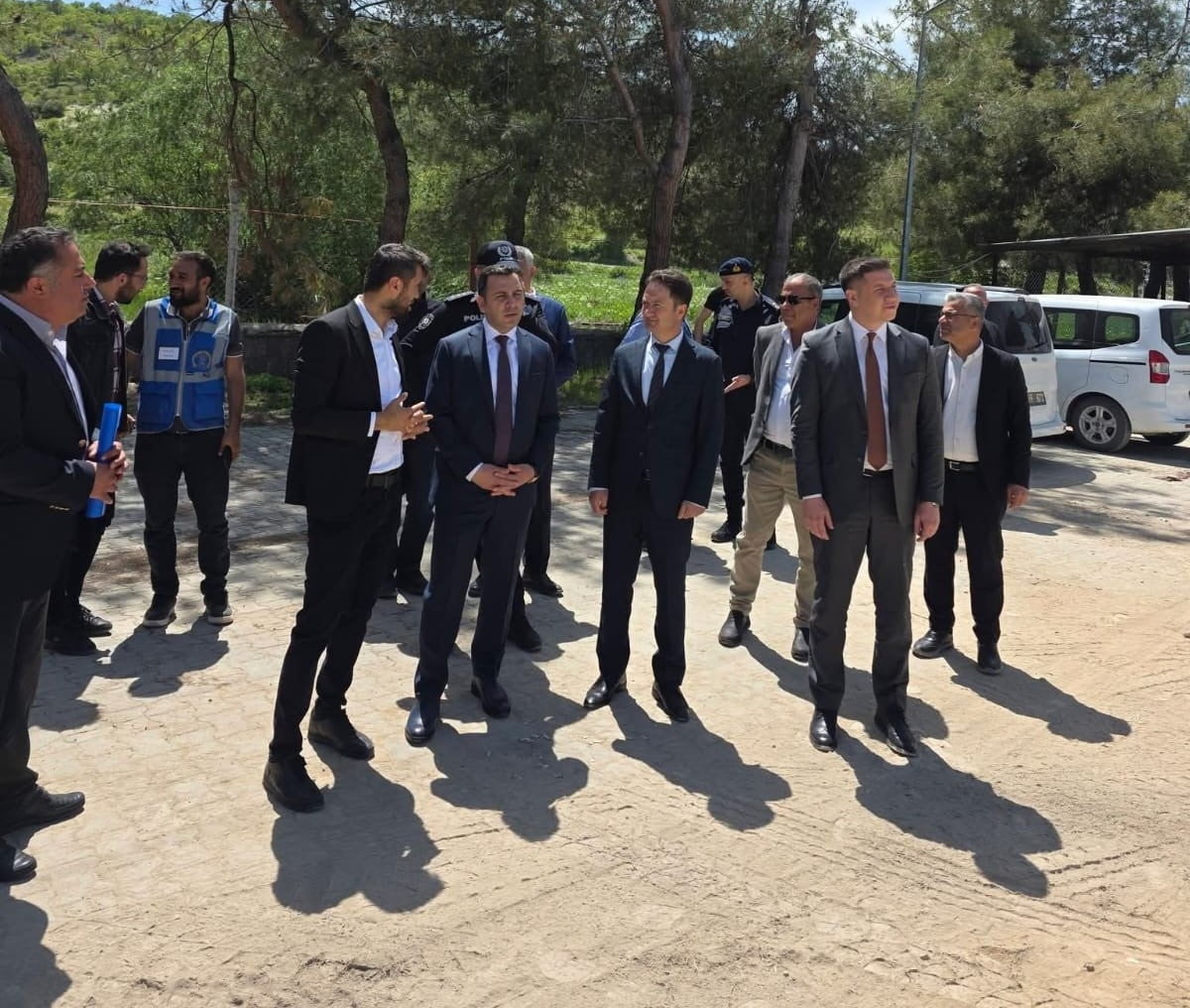 ADIYAMAN’IN GÖLBAŞI İLÇESİNDE YAPIMI DEVAM EDEN FEN LİSESİ İNŞAAT ALANINDA KAYMAKAM KADİR ALGIN...