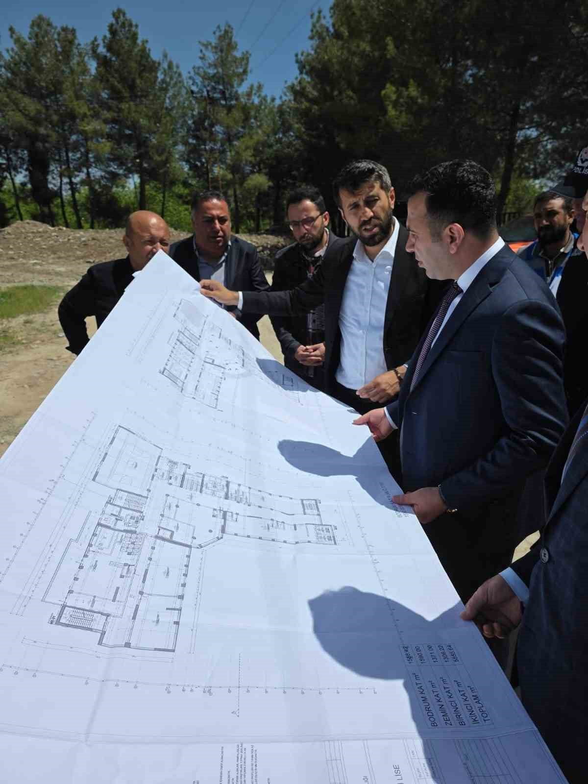 ADIYAMAN’IN GÖLBAŞI İLÇESİNDE YAPIMI DEVAM EDEN FEN LİSESİ İNŞAAT ALANINDA KAYMAKAM KADİR ALGIN...