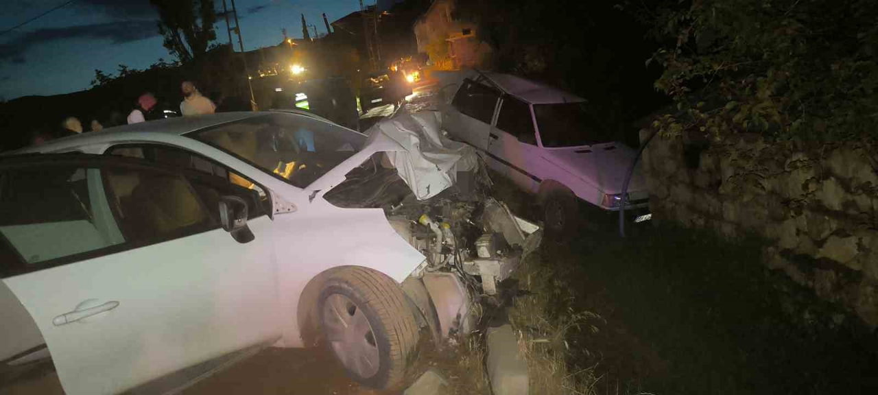ADIYAMAN’IN KAHTA İLÇESİNDE KONTROLDEN ÇIKAN OTOMOBİLİN PARK HALİNDEKİ ARACA ÇARPMASI SONUCU 4...