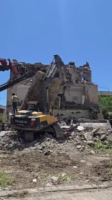 ADIYAMAN’IN KAHTA İLÇESİNDE KONTROLLÜ YIKIM SIRASINDA BETON BLOĞU İŞ MAKİNESİNİN ÜZERİN DEVRİLDİ....