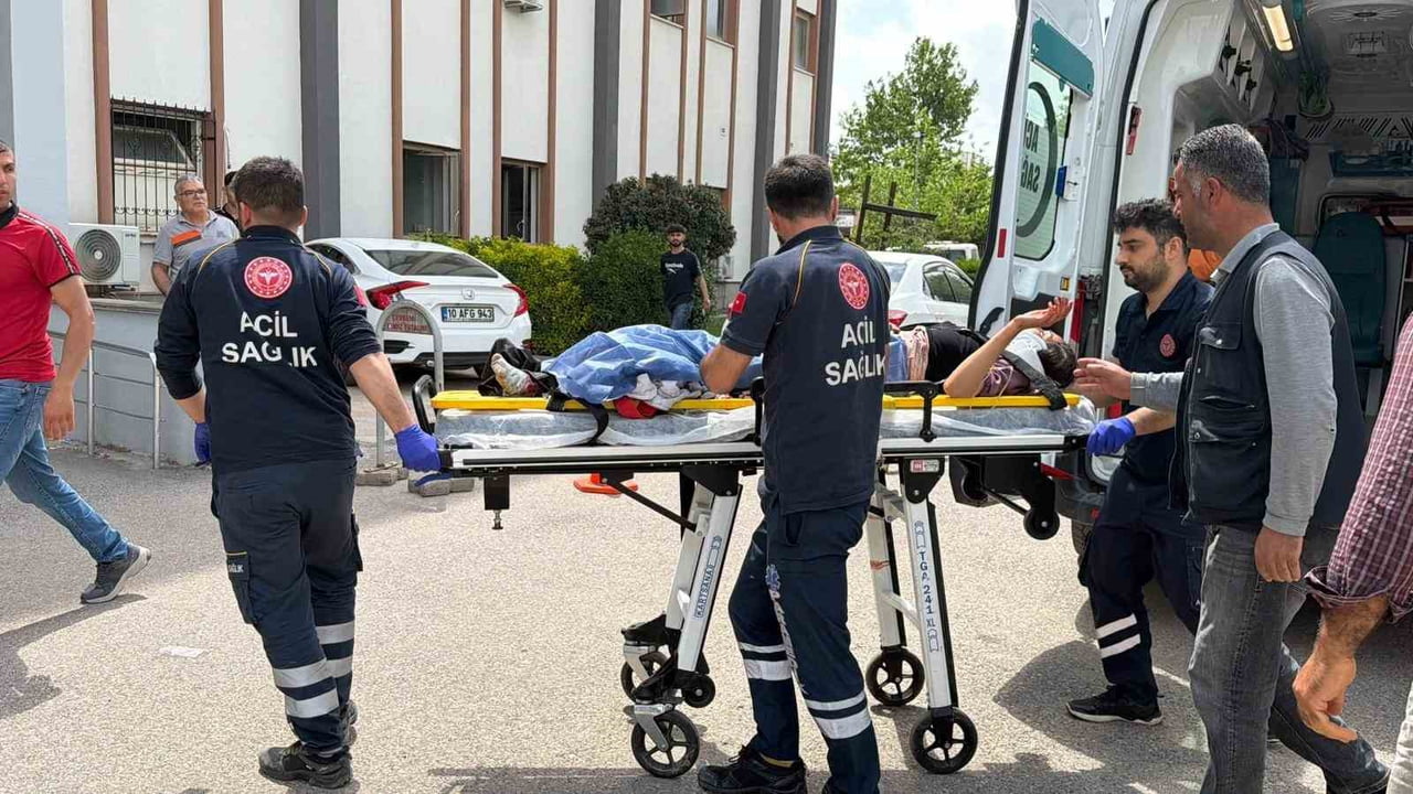 ADIYAMAN’IN KAHTA İLÇESİNE BAĞLI AKTAŞ KÖYÜNDE TRAKTÖRDEN DÜŞEREK TEKERİN ALTINDA KALAN GENÇ KIZ...
