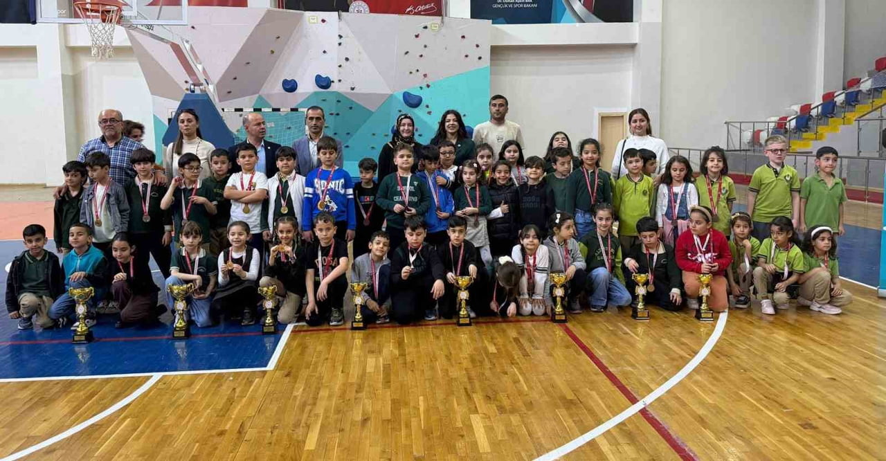 ADIYAMAN ÖZEL DOĞA KOLEJİ ÖĞRENCİLERİ, OKUL SPORLARI SATRANÇ TURNUVASI’NDA ELDE ETTİKLERİ...