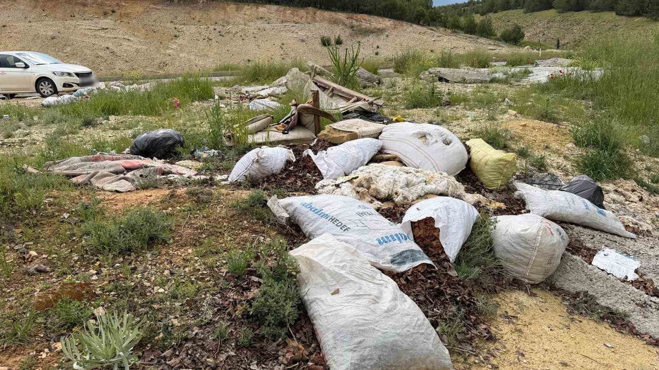 ADIYAMAN-ŞANLIURFA KARAYOLU ÜZERİNDE YOL KENARINA ATILAN ATIKLAR VE DÖKÜLEN BETONLAR GÖRENLERİN...
