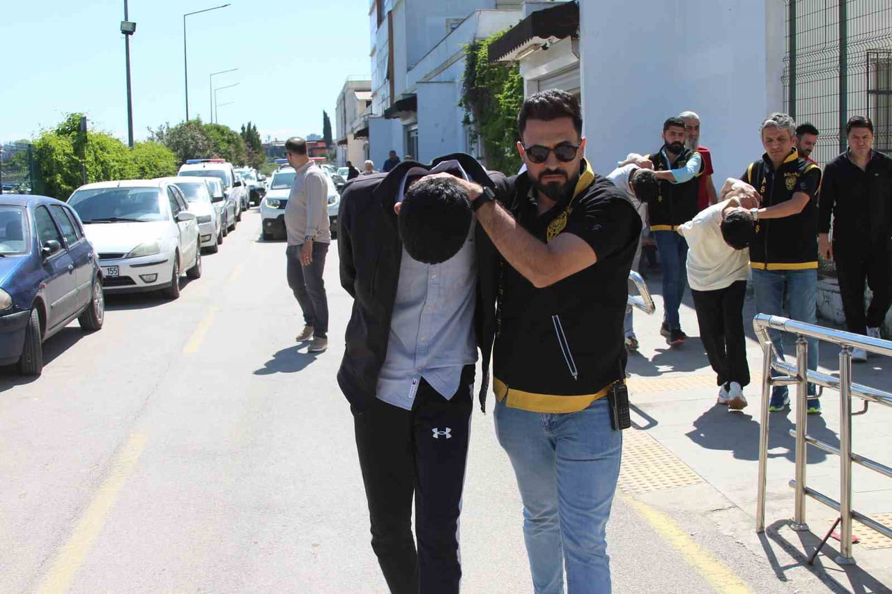 ADLİYEYE SEVK EDİLEN 3 ŞÜPHELİ, ÇIKARTILDIKLARI NÖBETÇİ MAHKEMECE TUTUKLANDI.