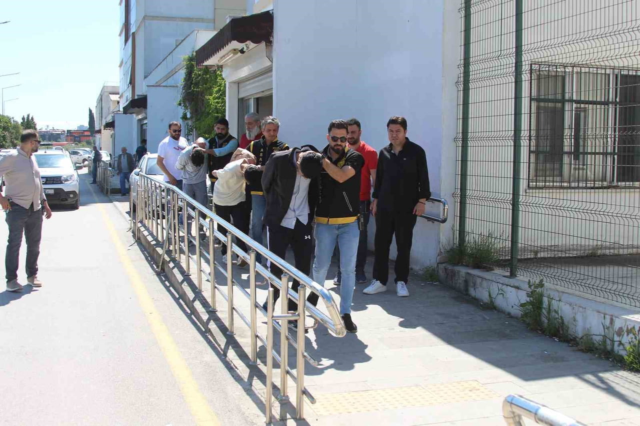 ADLİYEYE SEVK EDİLEN 3 ŞÜPHELİ, ÇIKARTILDIKLARI NÖBETÇİ MAHKEMECE TUTUKLANDI.