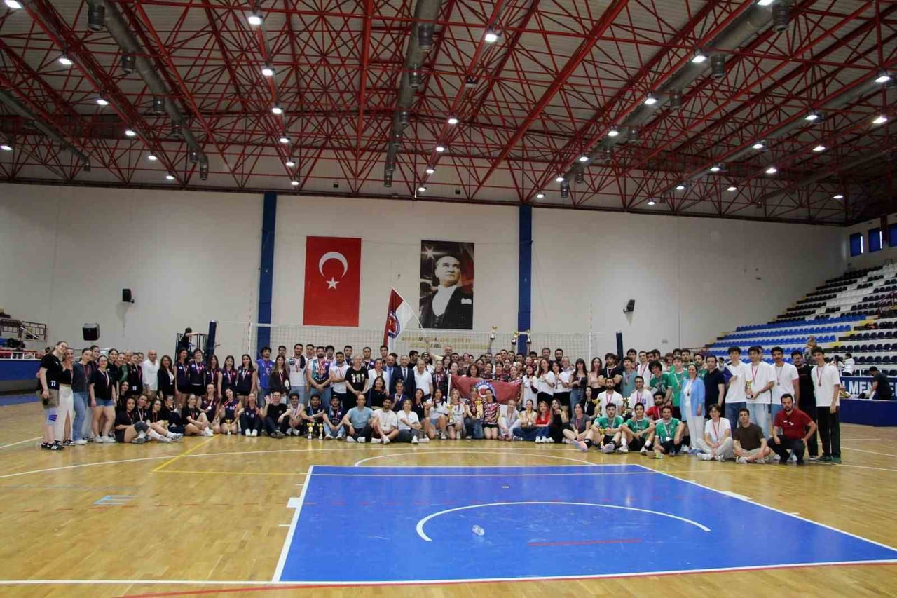 ADÜFEST SPOR ŞENLİKLERİ KAPSAMINDA KUPA TÖRENLERİ GERÇEKLEŞTİRİLDİ