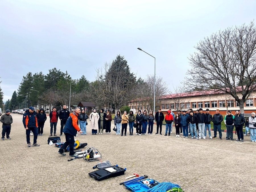 AFAD EKİPLERİ, ÇOCUKLARA VE VATANDAŞLARA AFET BİLİNCİ KAZANDIRACAK EĞİTİMLER VERİYOR.