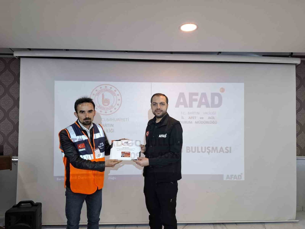 AFAD GÖNÜLLÜLÜK SİSTEMİ KAPSAMINDA EĞİTİMLERİNİ BAŞARIYLA TAMAMLAYAN 74 GÖNÜLLÜYE SERTİFİKALARI...