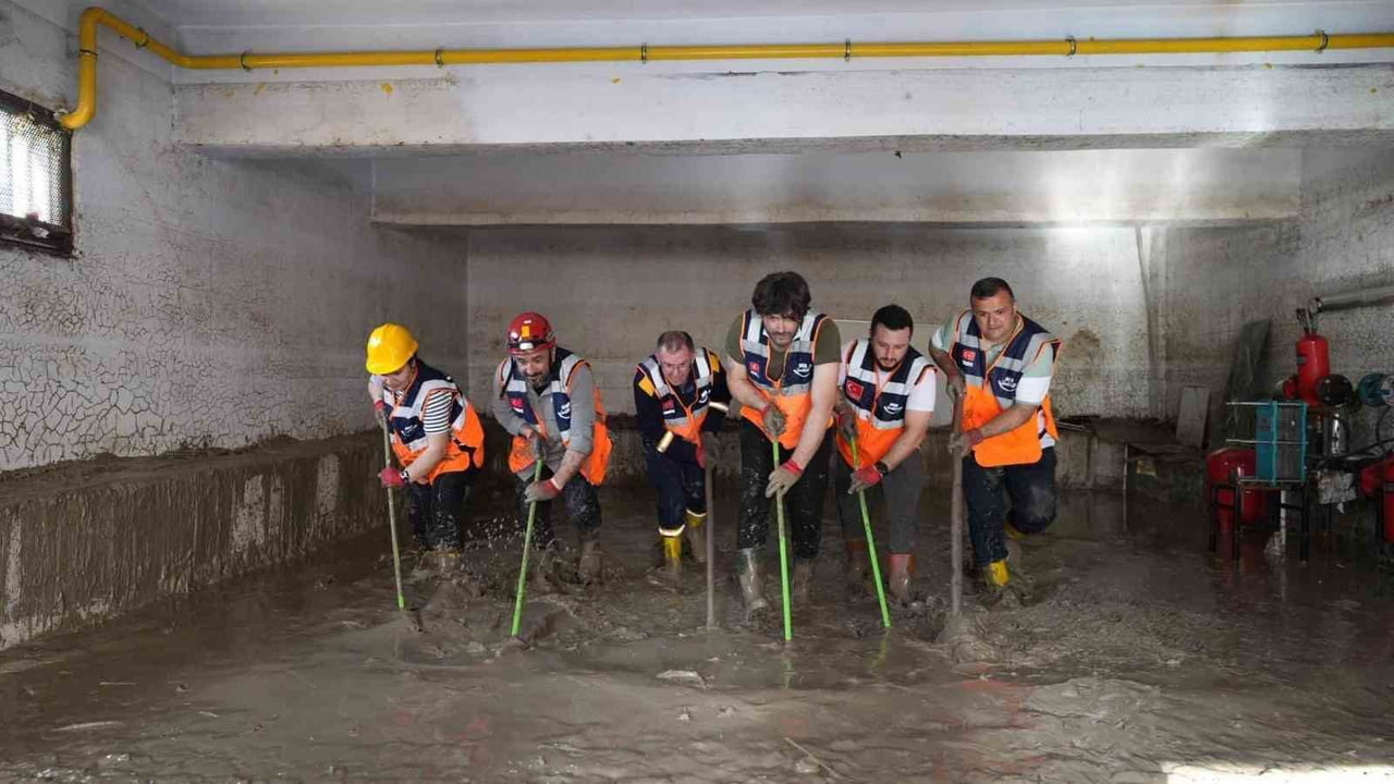 AFAD, SAMSUN VE ÇANKIRI'DA YAŞANAN SEL VE SU BASKINLARINA BİN 513 PERSONEL, 196 AFAD GÖNÜLLÜSÜ...