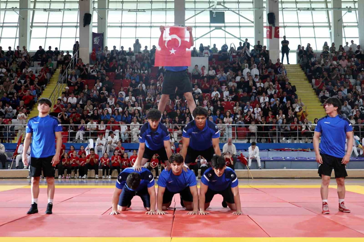 AFYONKARAHİSAR'DA 19 MAYIS ATATÜRK'Ü ANMA GENÇLİK VE SPOR BAYRAMI GERÇEKLEŞTİRİLEN BİR DİZİ...