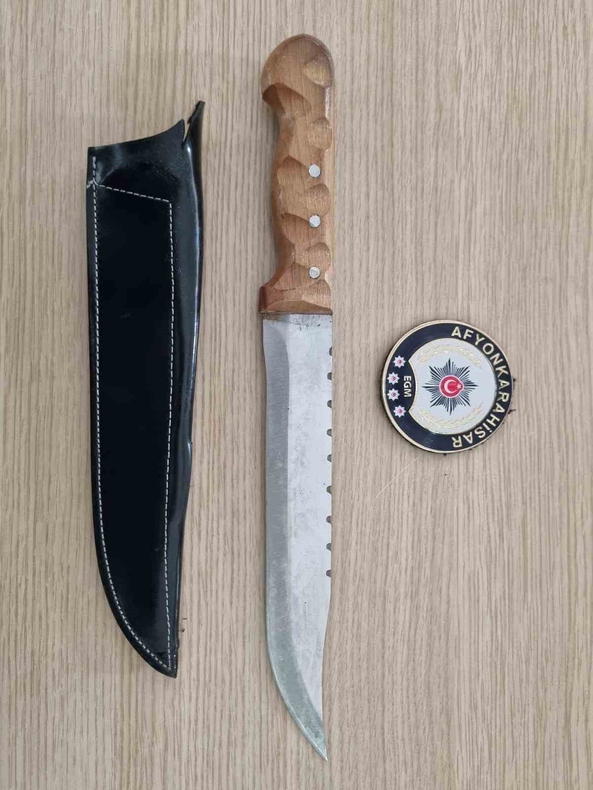 AFYONKARAHİSAR'DA 3 KÜÇÜK KIZ ARASINDA YAŞANAN  KAVGAYI AYIRMAK İSTEYEN YAŞLI ADAMA BIÇAKLA...