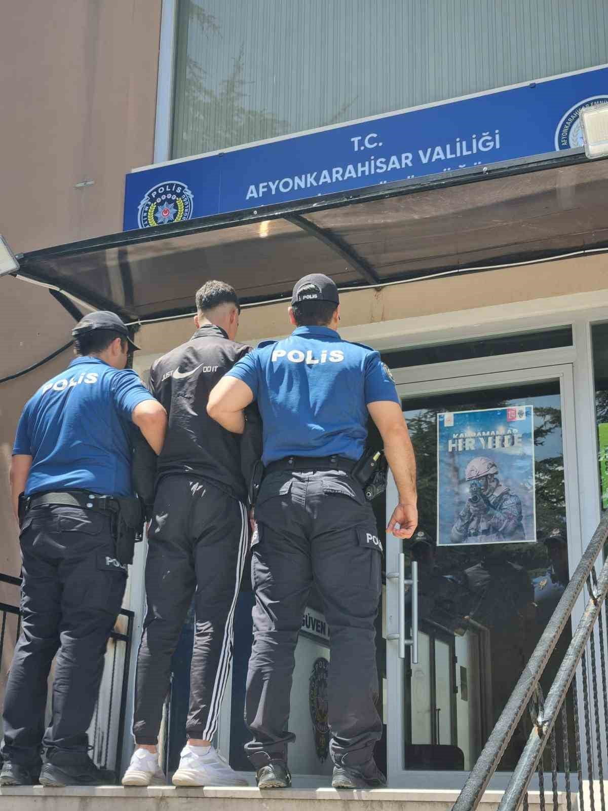 AFYONKARAHİSAR'DA 3 KÜÇÜK KIZ ARASINDA YAŞANAN  KAVGAYI AYIRMAK İSTEYEN YAŞLI ADAMA BIÇAKLA...