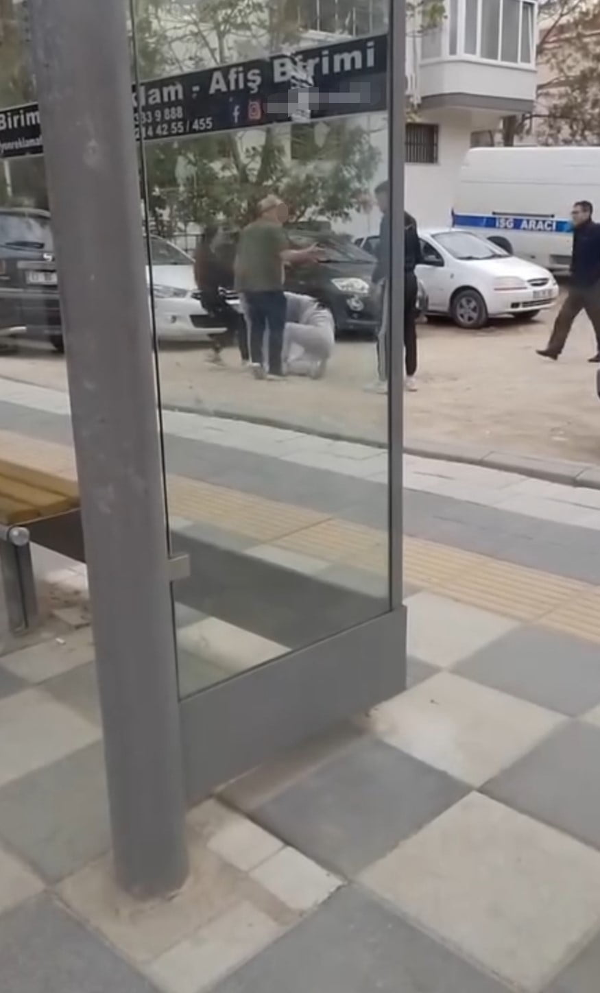 AFYONKARAHİSAR'DA 3 KÜÇÜK KIZ ARASINDA YAŞANAN ŞAÇBAŞ KAVGAYI AYIRMAK İSTEYEN YAŞLI BİR ADAM...