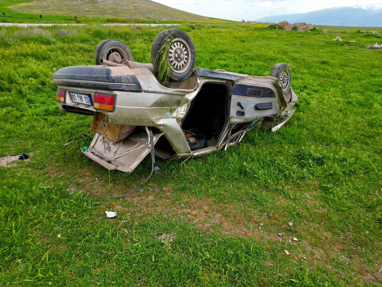 AFYONKARAHİSAR'DA KONTROLDEN ÇIKARAK ŞARAMPOL'E DEVRİLEN OTOMOBİLDE 14 YAŞINDA BİR ÇOCUK HAYATINI...