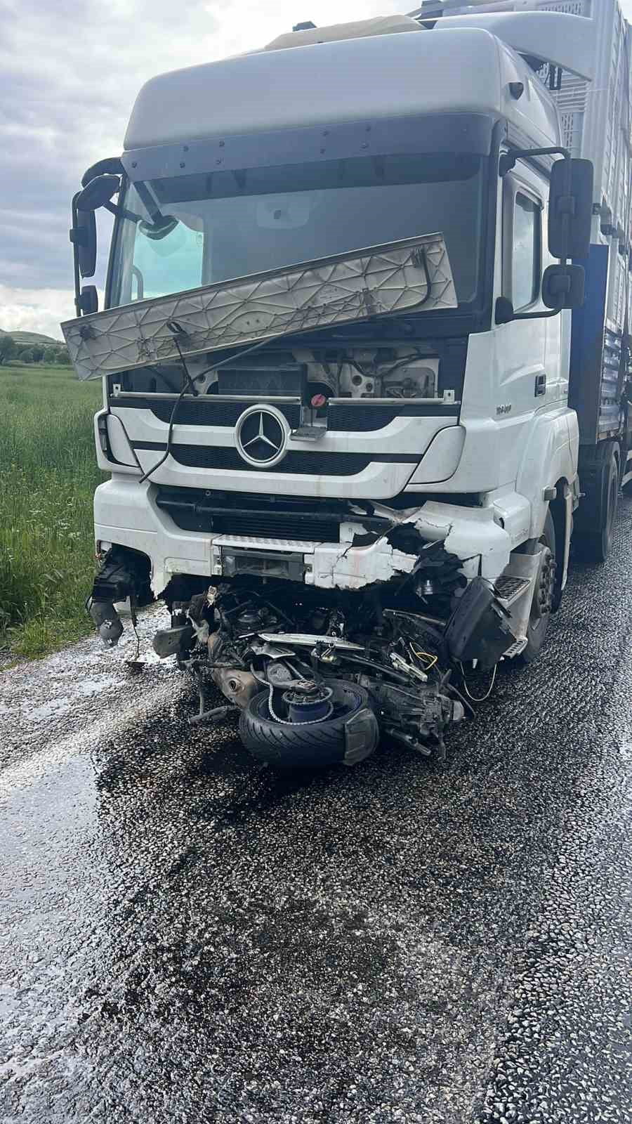AFYONKARAHİSAR'DA KULLANDIKLARI MOTOSİKLETLE TIRIN ALTINA GİREN KARI KOCA ÇİFTTEN, KOCA OLAY...