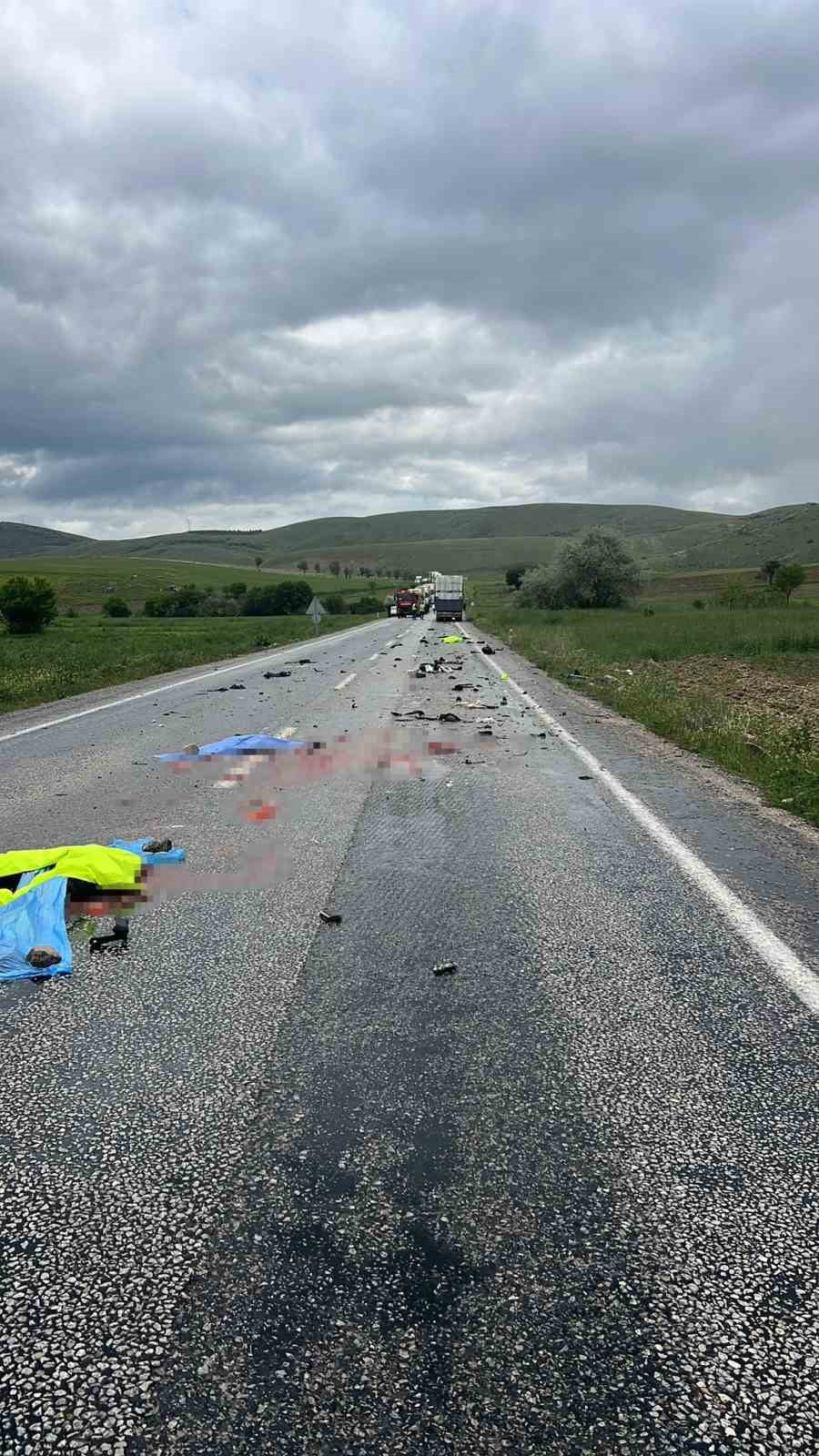 AFYONKARAHİSAR'DA KULLANDIKLARI MOTOSİKLETLE TIRIN ALTINA GİREN KARI KOCA ÇİFTTEN, KOCA OLAY...