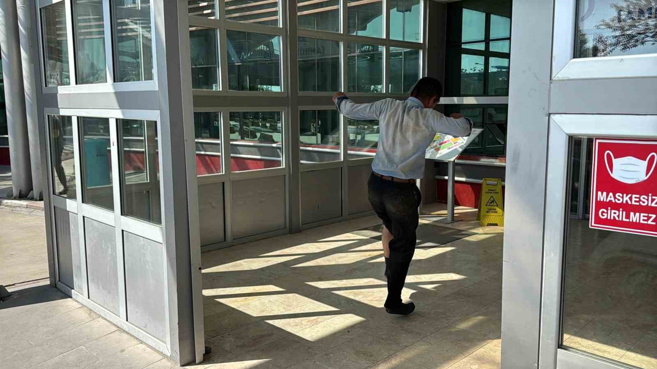AFYONKARAHİSAR'DA KURBAN KESERKEN YARALANAN ACEMİ KASAPLAR ACİL SERVİSLERE BAŞVURDU.