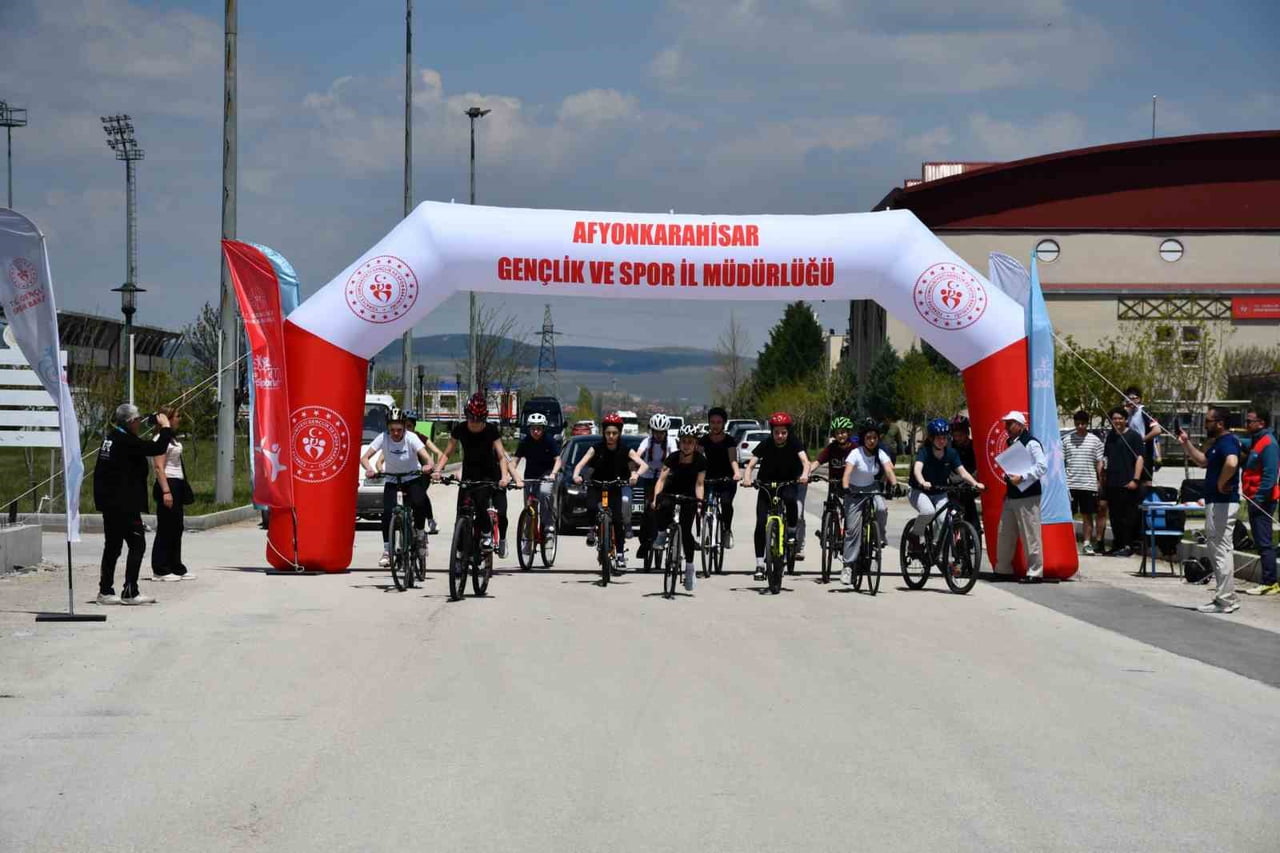 AFYONKARAHİSAR'DA OKUL SPORLARI ÇERÇEVESİNDE DÜZENLENEN YILDIZ, GENÇ A VE GENÇ B BİSİKLET YARIŞI...