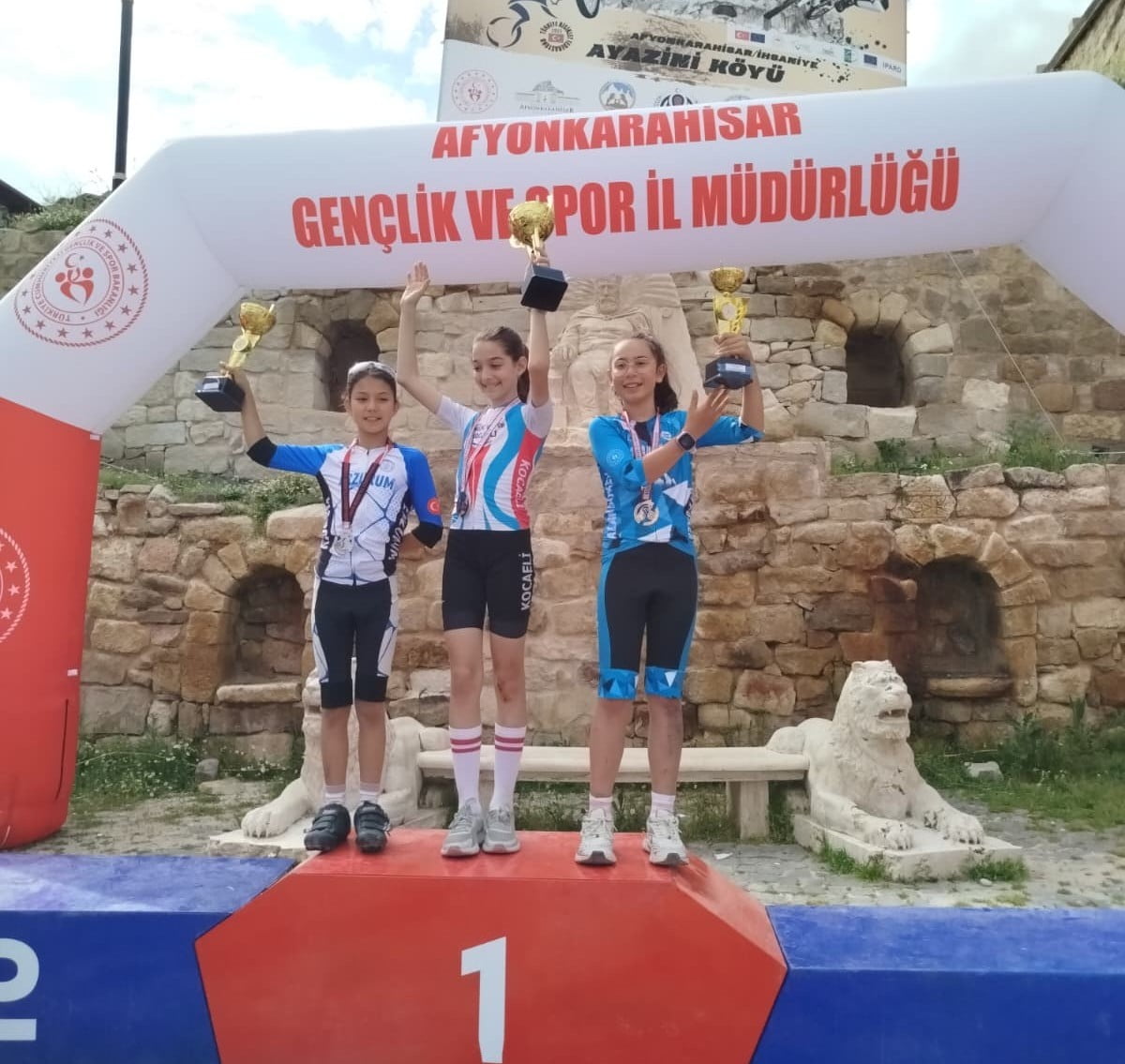 AFYONKARAHİSAR'DA YAPILAN 1.ETAP DAĞ BİSİKLETİ YARIŞLARINDA ERZURUMLU SPORCULAR, DADAŞLARIN...