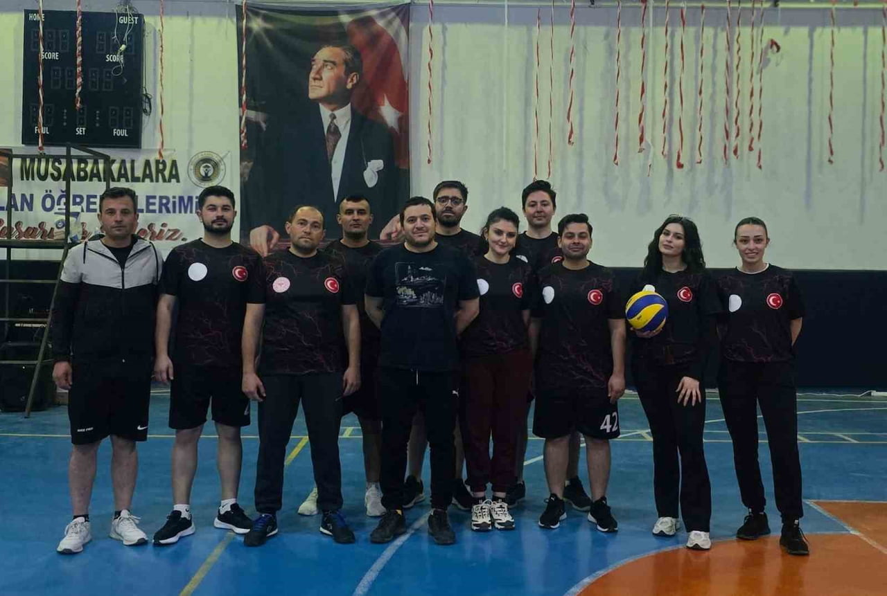 AFYONKARAHİSAR'IN HOCALAR İLÇESİNDE TÜRK EĞİTİM-SEN HOCALAR TEMSİLCİLİĞİ TARAFINDAN ŞEHİT ÖĞRETMEN...