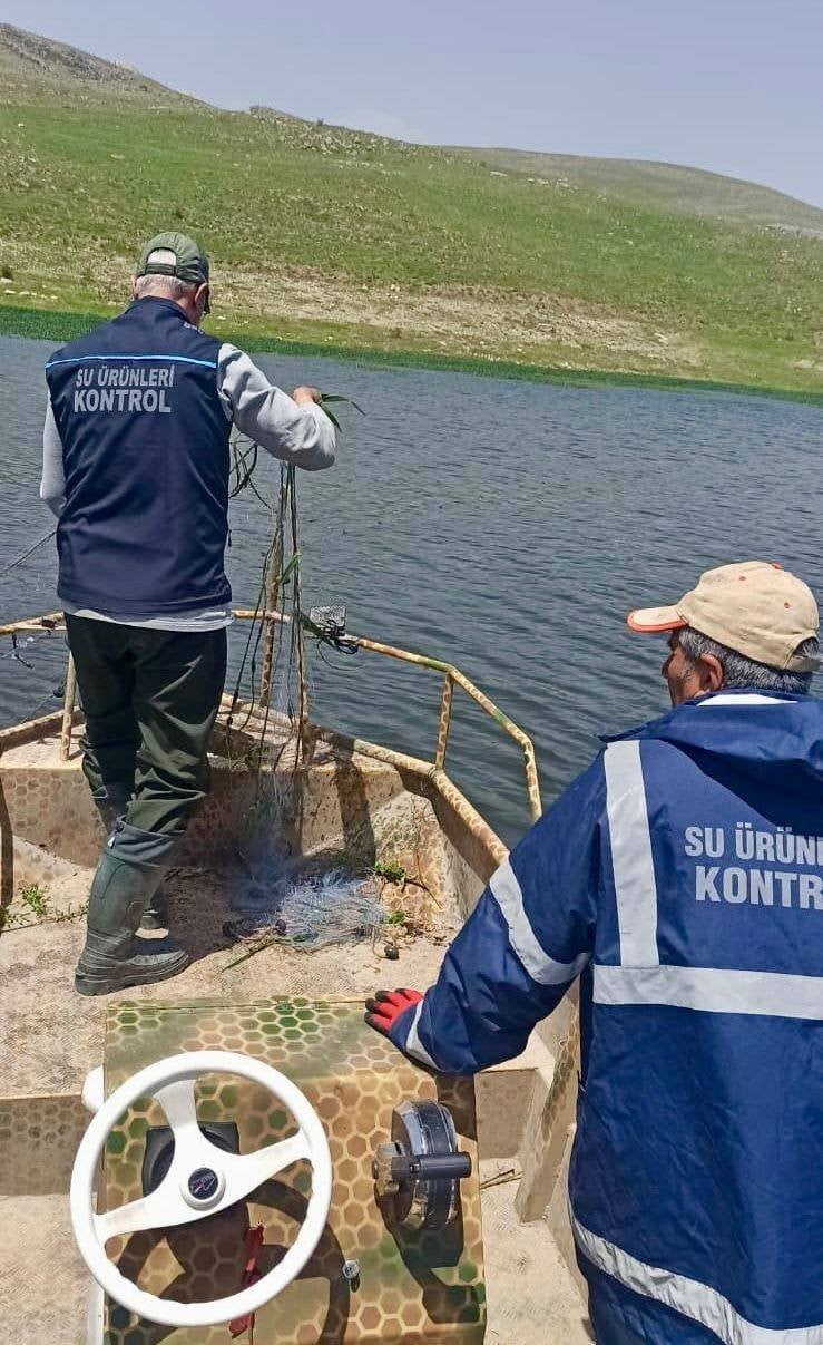 AFYONKARAHİSAR’DA BARAJ VE GÖLETLERDE KAÇAK AVCILIKLA MÜCADELE ÇERÇEVESİNDE YAPILAN DENETİMLERDE...