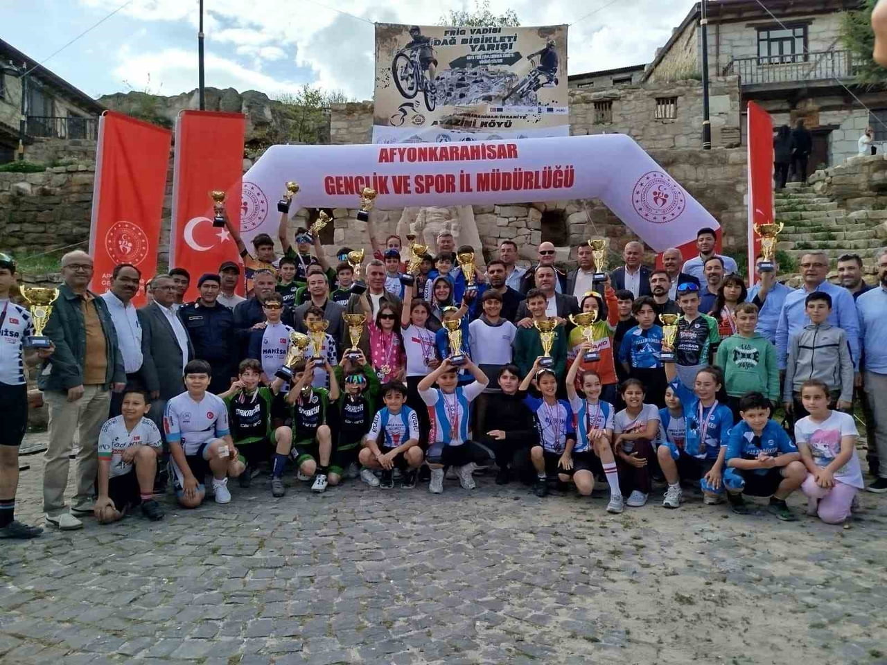 AFYONKARAHİSAR’DA GERÇEKLEŞTİRİLEN 1. BÖLGE 1. ETAP DAĞ BİSİKLETİ YARIŞLARI’NDA AKHİSARLI...