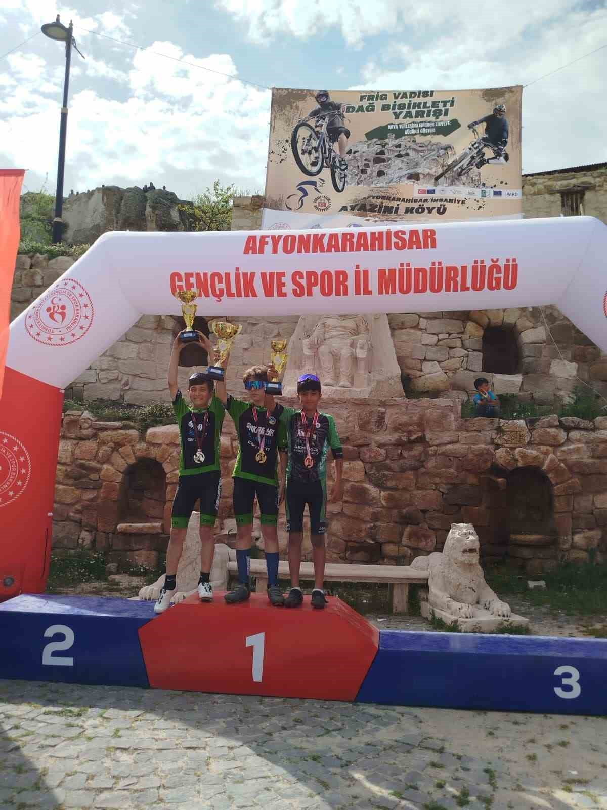 AFYONKARAHİSAR’DA GERÇEKLEŞTİRİLEN 1. BÖLGE 1. ETAP DAĞ BİSİKLETİ YARIŞLARI’NDA AKHİSARLI...