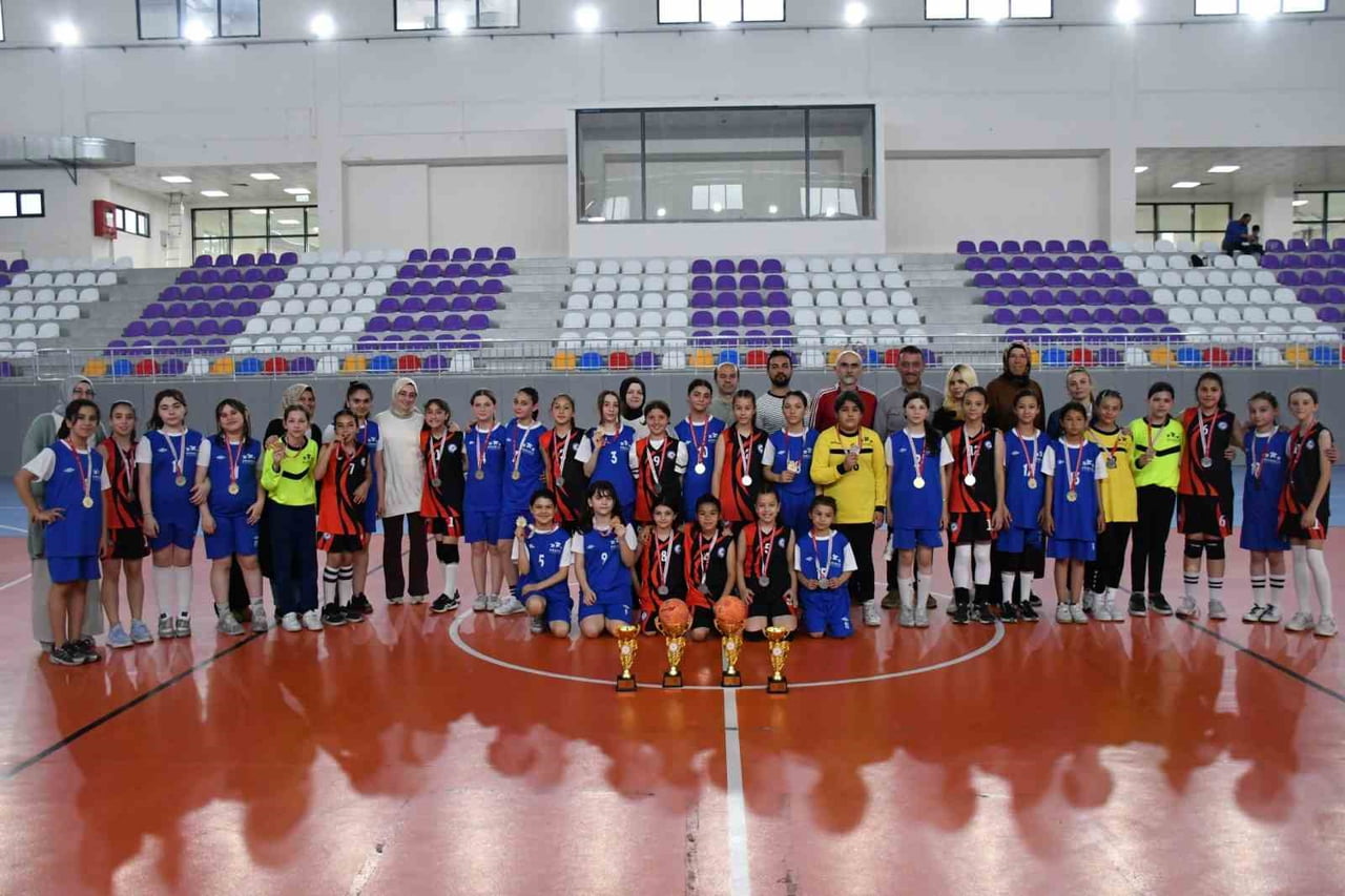 AFYONKARAHİSAR’DA GERÇEKLEŞTİRİLEN ‘KULÜPLER HENTBOL MİNİK KIZLAR İL BİRİNCİLİĞİ MÜSABAKALARI’...