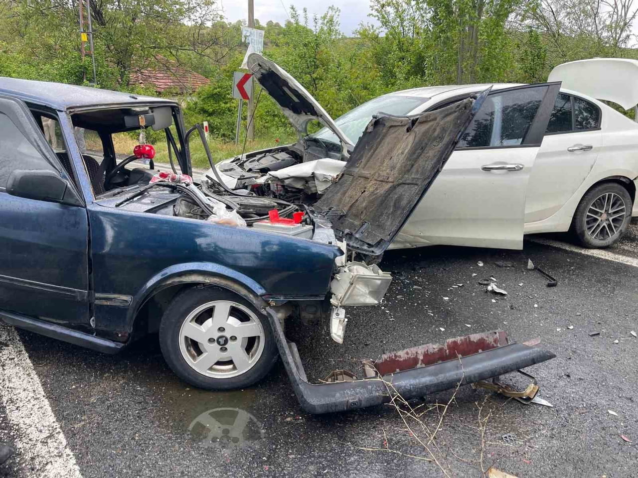 AFYONKARAHİSAR’DA İKİ OTOMOBİLİN KAFA KAFAYA ÇARPIŞTIĞI TRAFİK KAZASINDA 4 KİŞİ...