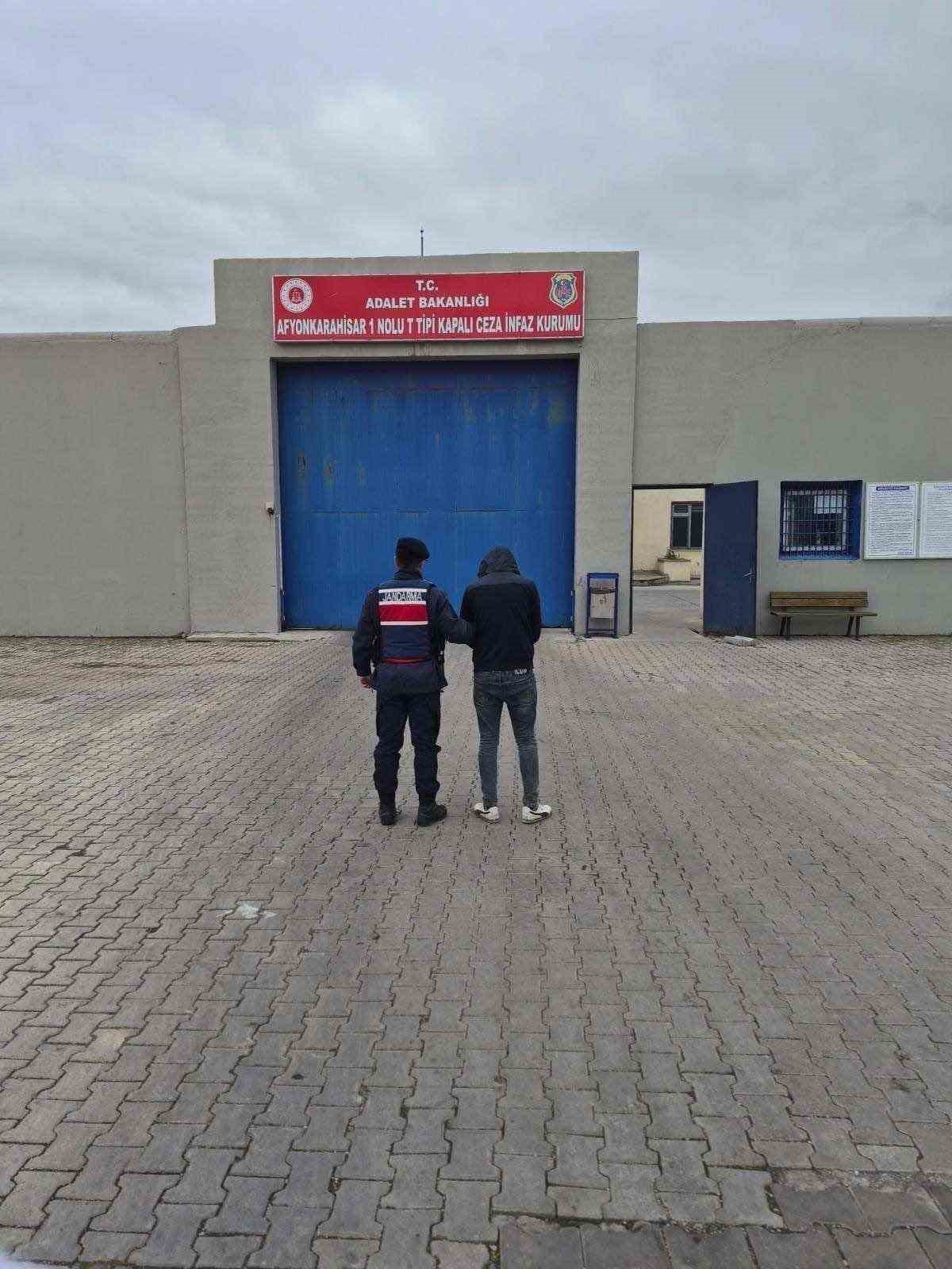 AFYONKARAHİSAR’DA JANDARMA TARAFINDAN ARANAN ŞAHISLARIN YAKALANMASINA YÖNELİK YAPILAN ÇALIŞMADA 46...