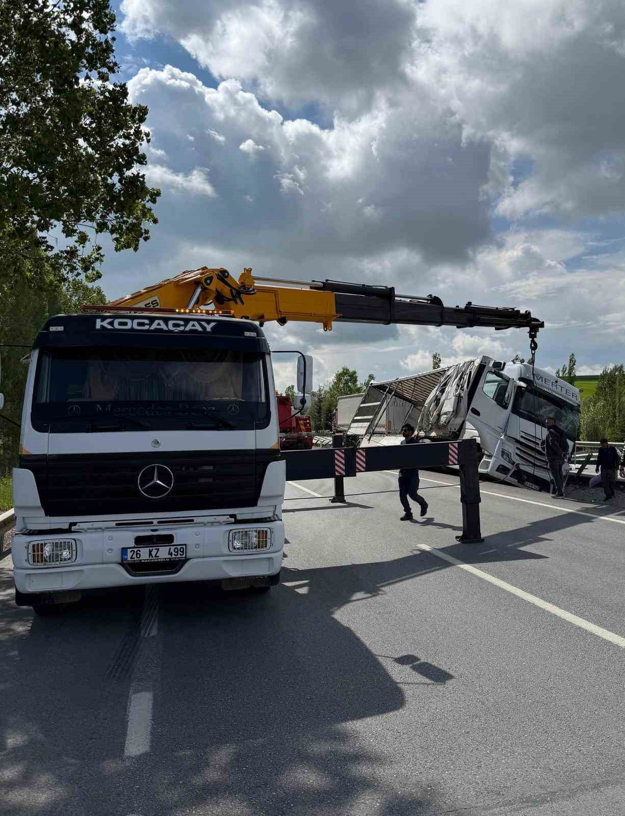 AFYONKARAHİSAR’DA KONTROLDEN ÇIKAN EŞYA YÜKLÜ TIRIN REFÜJE YAN YATTIĞI KAZA ŞANS ESERİ ÖLÜ YA DA...