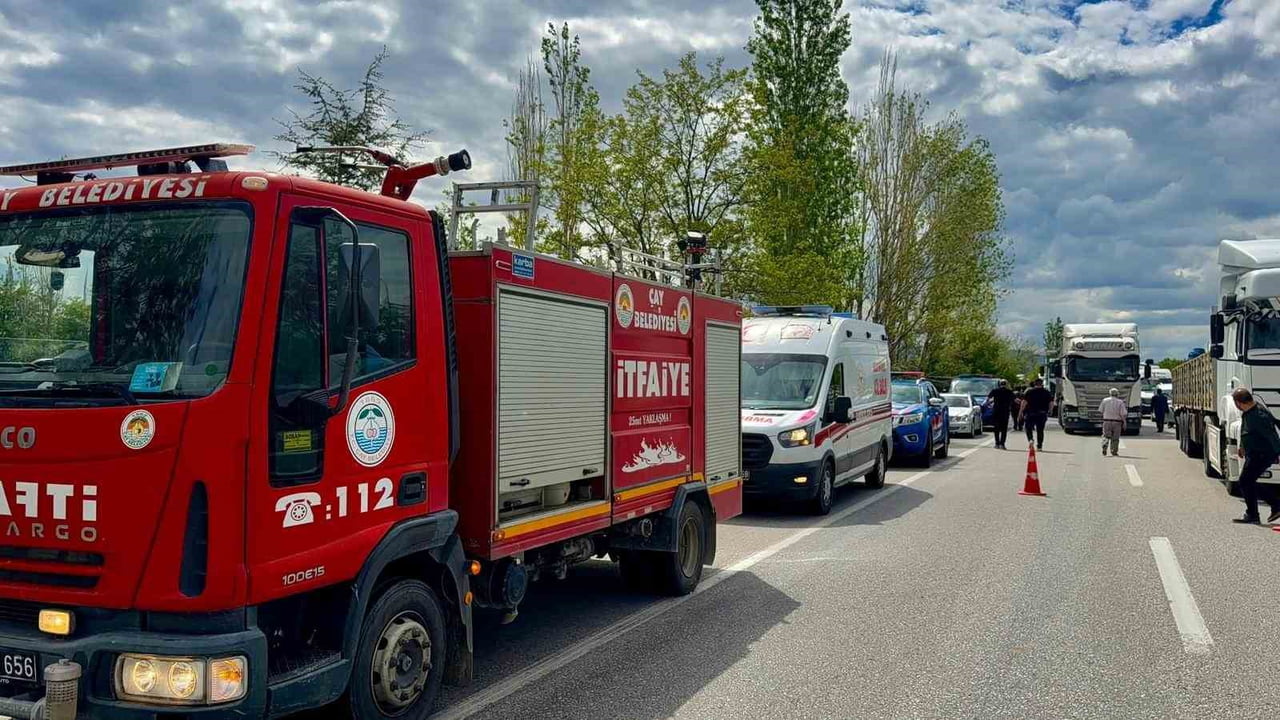 AFYONKARAHİSAR’DA KONTROLDEN ÇIKAN MİNİBÜSÜN YOL KENARINDAKİ AĞACA ÇARPTIĞI KAZADA 2 KİŞİ...