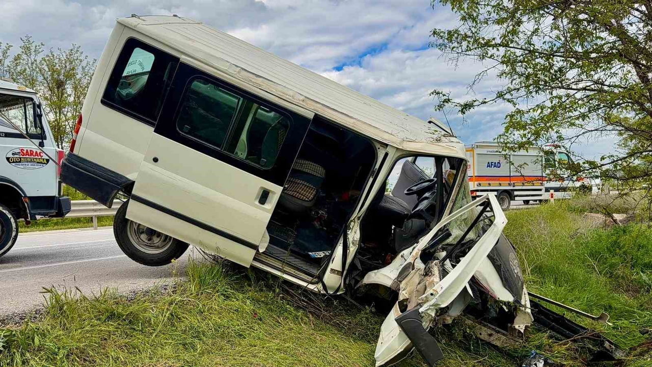 AFYONKARAHİSAR’DA KONTROLDEN ÇIKAN MİNİBÜSÜN YOL KENARINDAKİ AĞACA ÇARPTIĞI KAZADA 2 KİŞİ...