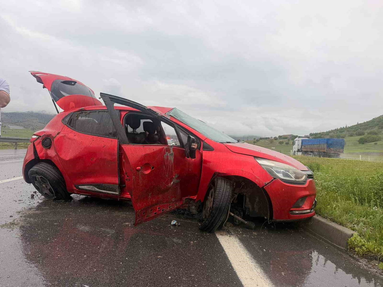 AFYONKARAHİSAR’DA KONTROLDEN ÇIKARAK REFÜJE GİRİP SÜRÜKLENEN OTOMOBİL KAZA SONRASI HURDAYA...