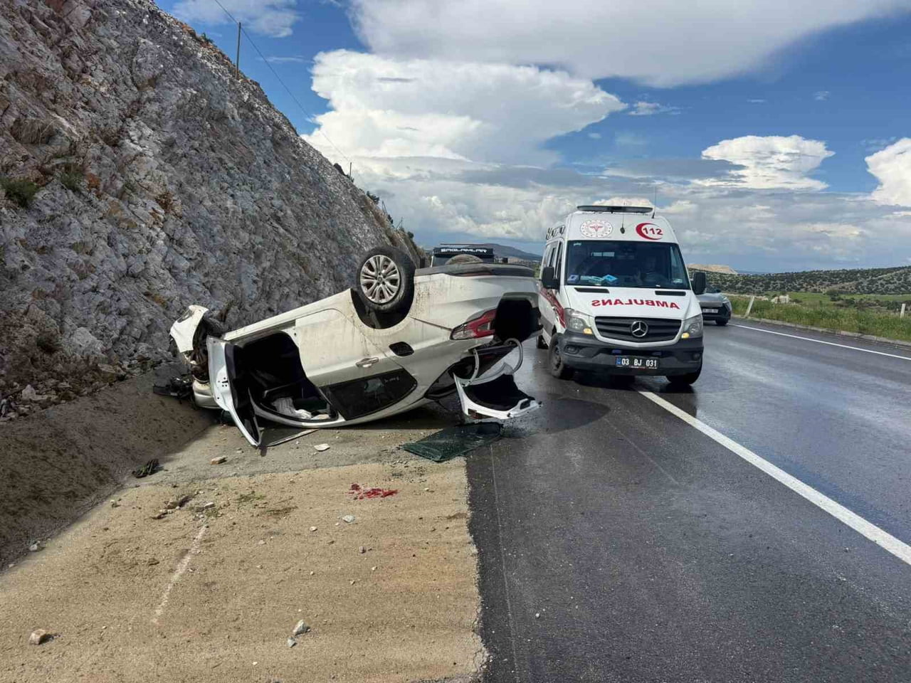 AFYONKARAHİSAR’DA KONTROLDEN ÇIKARAK TAKLA ATIP REFÜJE GİREN OTOMOBİLDE 4 KİŞİ YARALANDI.