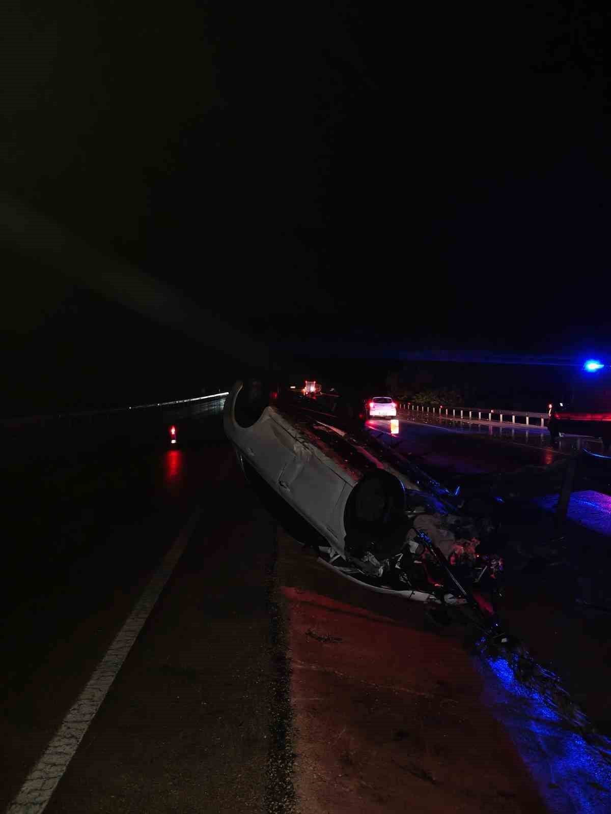 AFYONKARAHİSAR’DA MEYDANA GELEN TRAFİK KAZASINDA KONTROLDEN ÇIKARAK TAKLA ATAN OTOMOBİLDE 3 KİŞİ...
